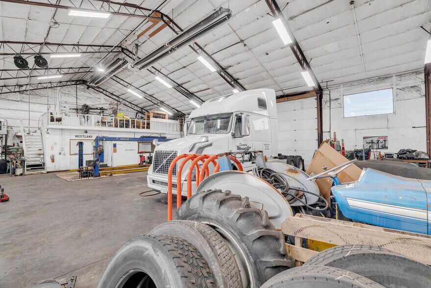 More Photos Of 1475 S Newburgh Rd, Westland Light Distribution For Sale