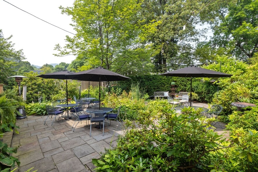 More Photos Of 41 Pleasant St, Woodstock Hospitality For Sale