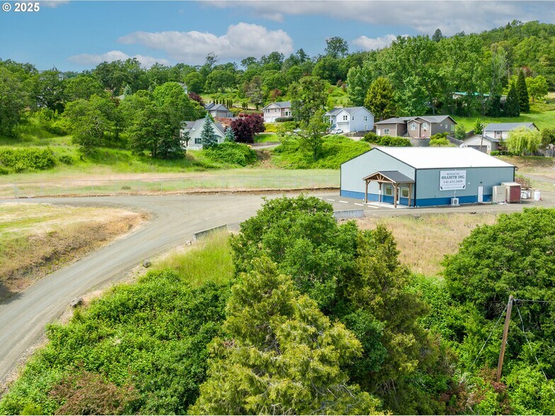 More Photos Of 161 Heritage Way, Roseburg Light Manufacturing For Sale