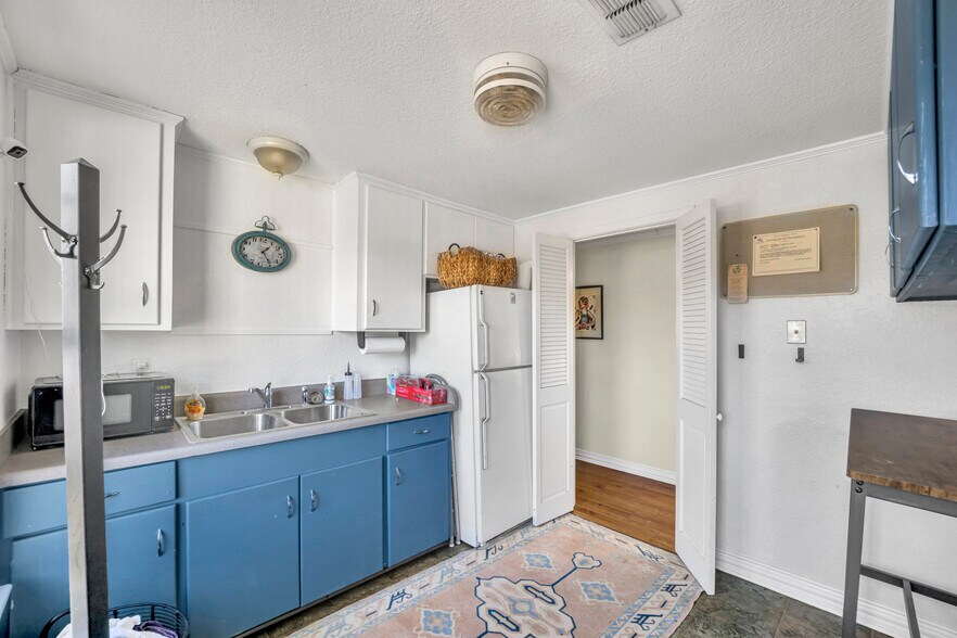 More Photos Of 808 W Abram St, Arlington Freestanding For Sale