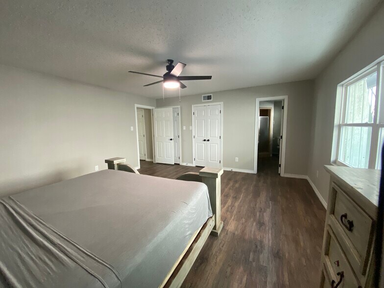 More Photos Of 1173 N Main St, Vidor Office For Lease