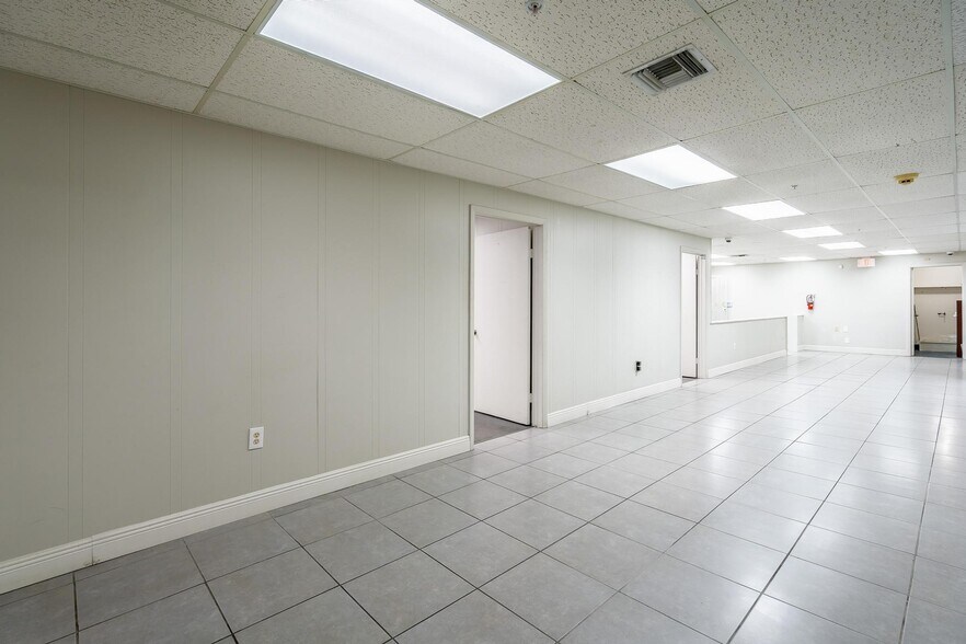 More Photos Of 9665 NW 13th St, Doral Warehouse For Lease