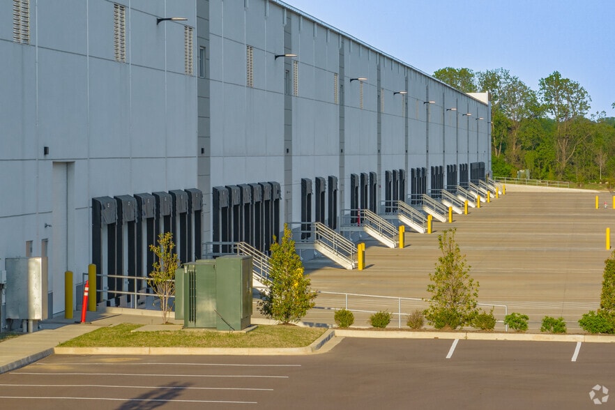 More Photos Of 2400 Stateline Rd W, Southaven Distribution For Lease