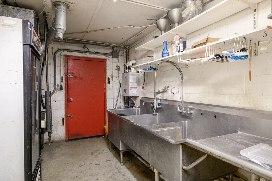 More Photos Of 514 Vincennes St, New Albany Freestanding For Sale