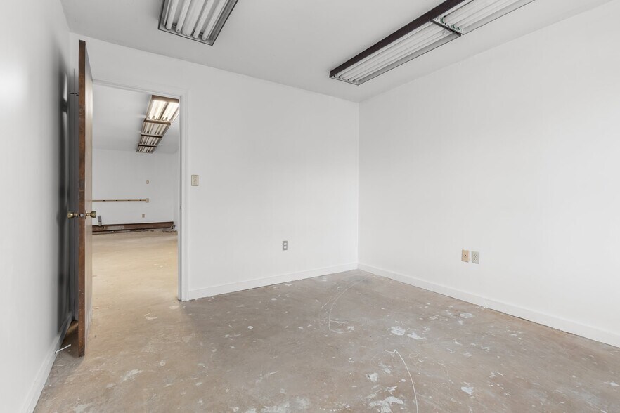 More Photos Of 76 Maple St, Manchester Office For Sale
