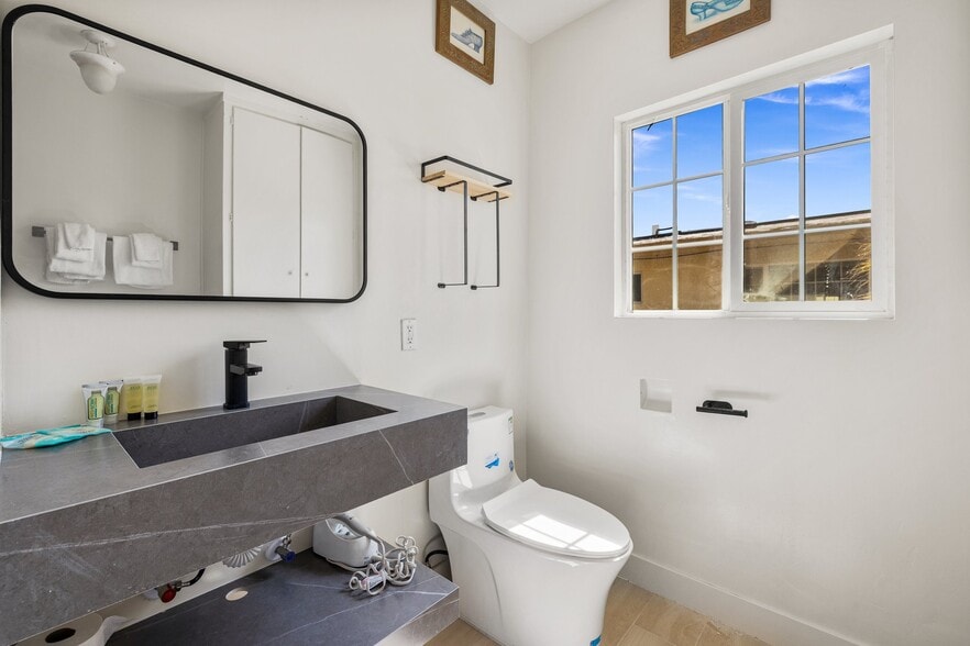 More Photos Of 526 S Warm Sands Dr, Palm Springs Hotel For Sale