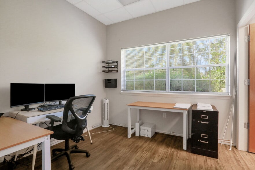 More Photos Of 1540 Business Center Dr, Orange Park Office For Lease