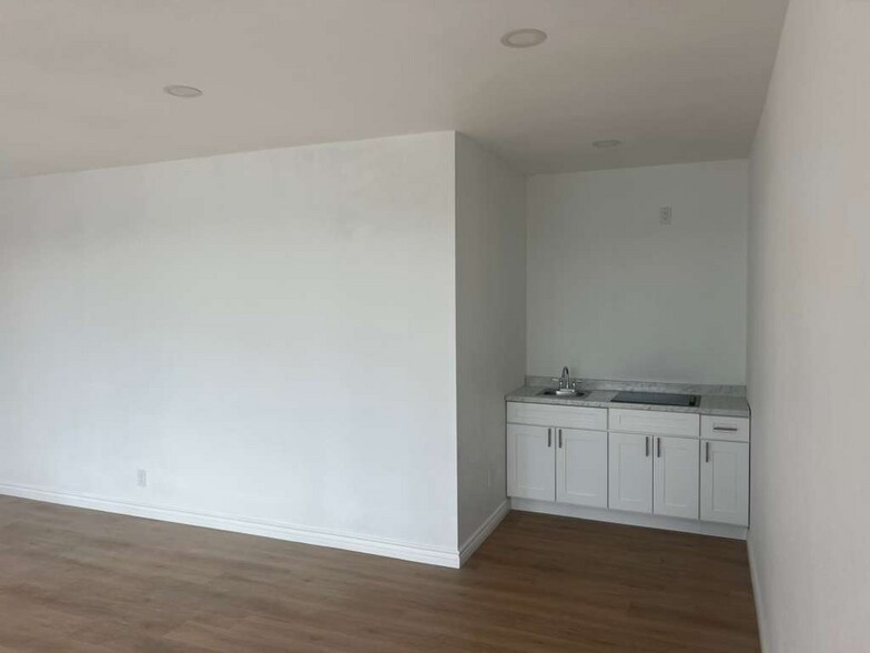 More Photos Of 1301-1307 E Edinger Ave, Santa Ana Showroom For Lease