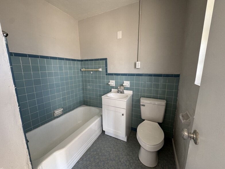 More Photos Of 500 Happy Valley Rd, Glasgow Hotel For Sale