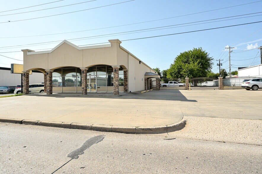 Primary Photo Of 6308 NW 39th Expy, Bethany Freestanding For Sale