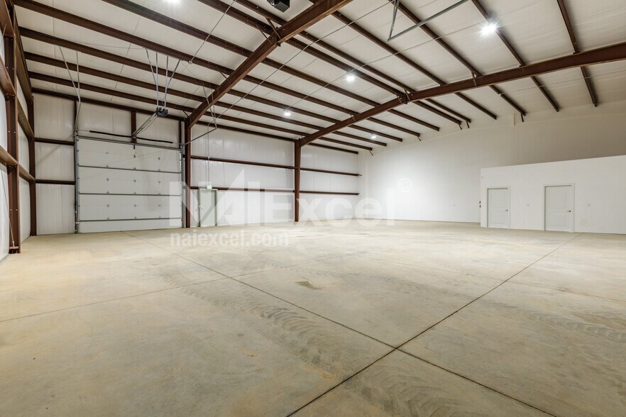 More Photos Of 1129 Regional Pk rd, Hurricane Warehouse For Lease