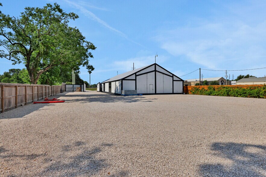 More Photos Of 817 E Main St, Tomball Warehouse For Sale