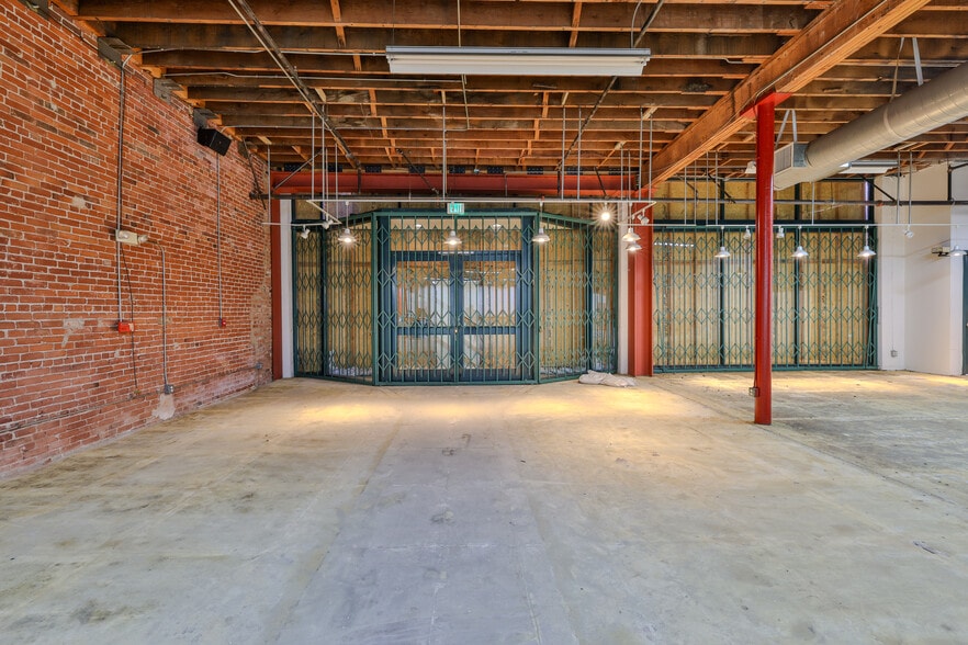 More Photos Of 400 E 4th St, Santa Ana General Retail For Lease