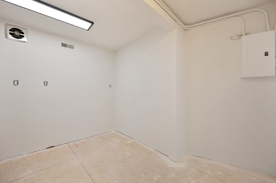 More Photos Of 1407-1409 Lincoln Way, Auburn Office For Sale