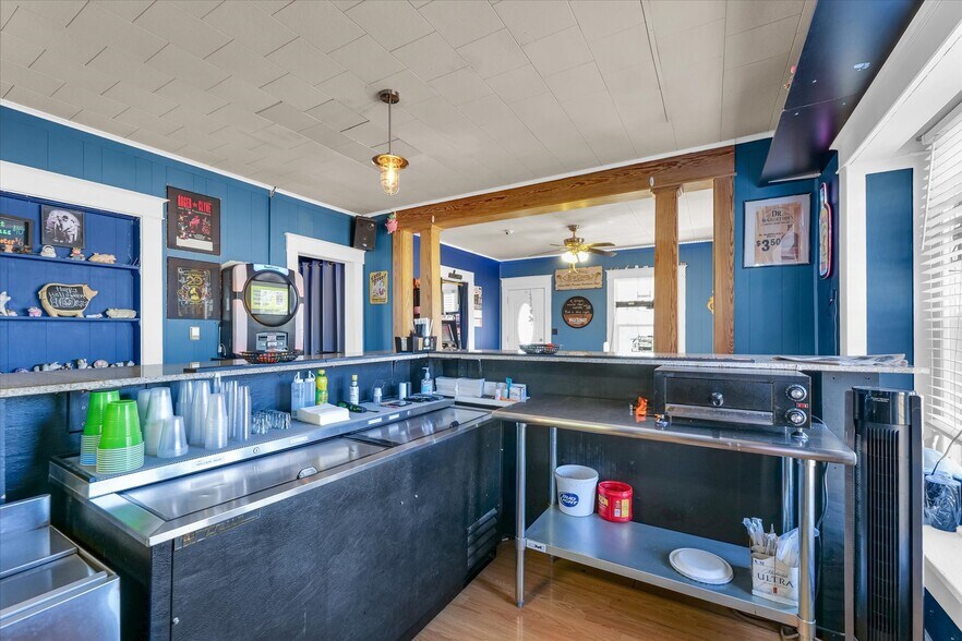 More Photos Of 207 E Main St, Toledo Bar For Sale