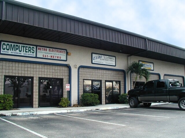More Photos Of 12155 Metro Pky, Fort Myers Showroom For Lease