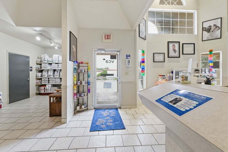 More Photos Of 2558 Thousand Oaks Dr, San Antonio Veterinarian Kennel For Sale