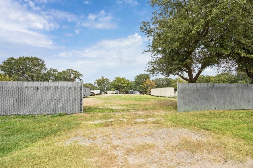 More Photos Of 5225 E 5th St, Katy Light Manufacturing For Sale