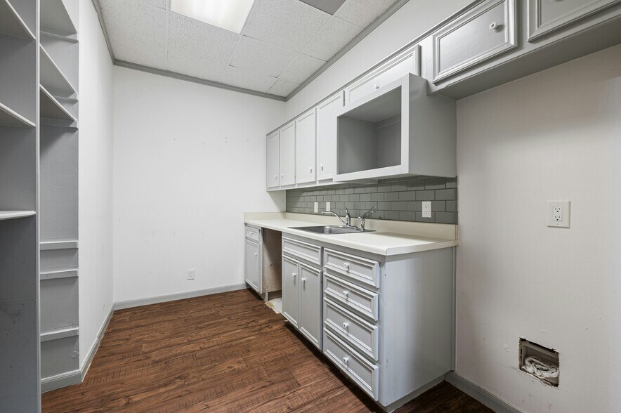More Photos Of 5750 Balcones Dr, Austin Medical For Sale