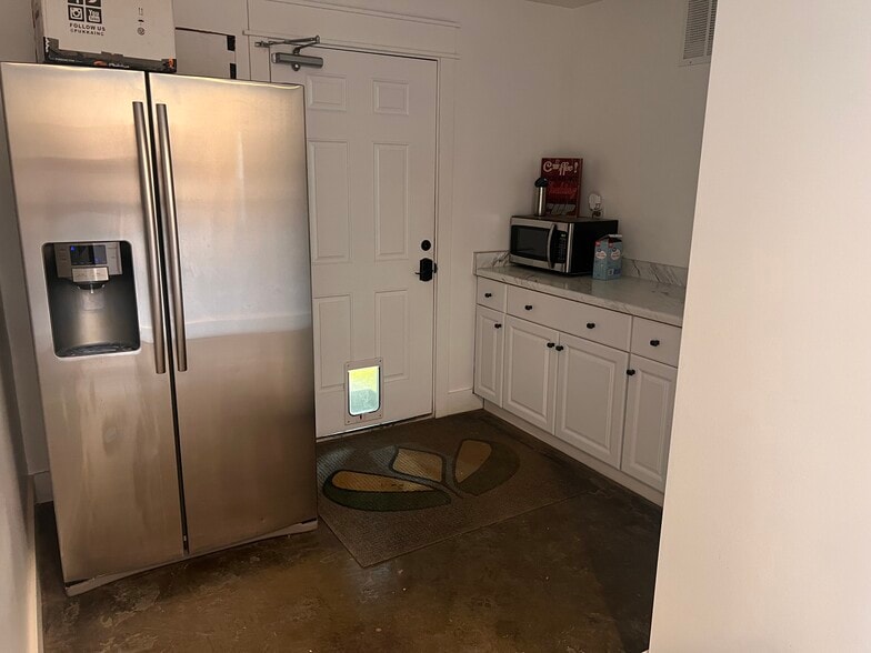 More Photos Of 2751 S 1000 W, Syracuse Showroom For Lease
