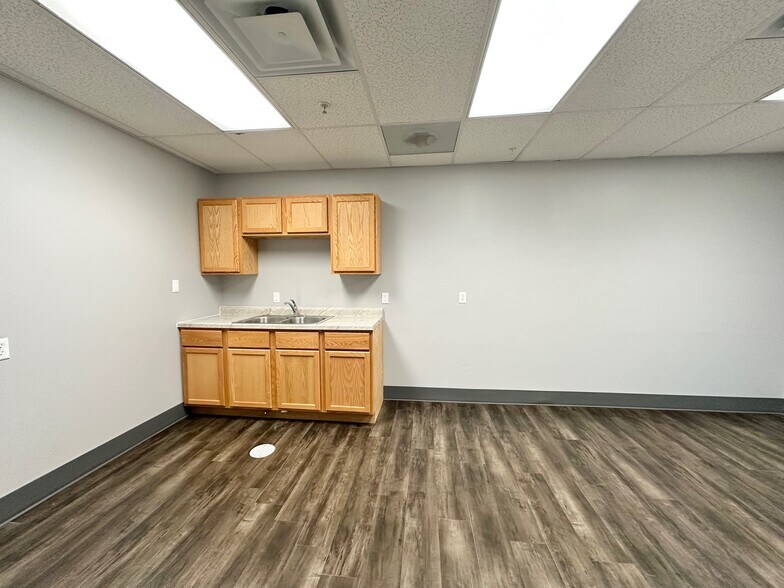 More Photos Of 425 Joliet St, Dyer Office For Sale