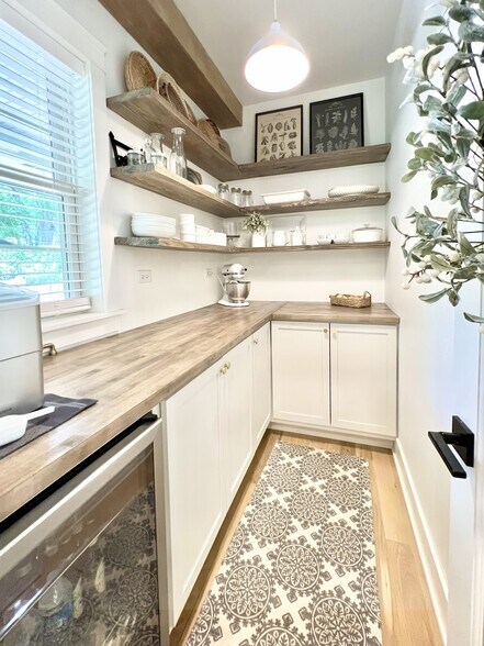 More Photos Of 204 Country Commons Rd, Trout Valley Specialty For Sale