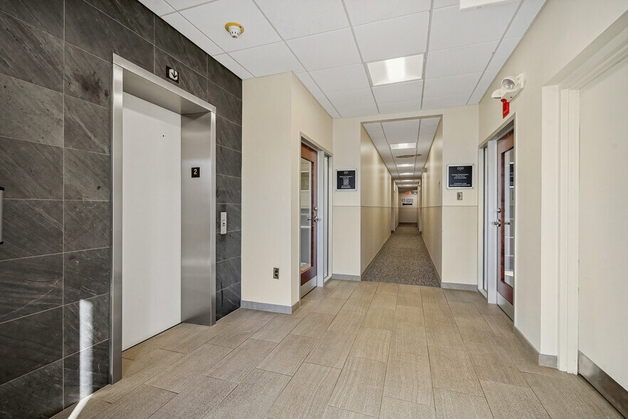 More Photos Of 124 Park St SE, Vienna Medical For Lease