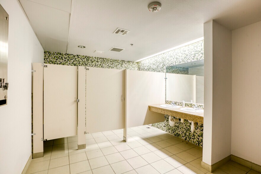 More Photos Of 921 S Las Vegas Blvd, Las Vegas Office For Sale