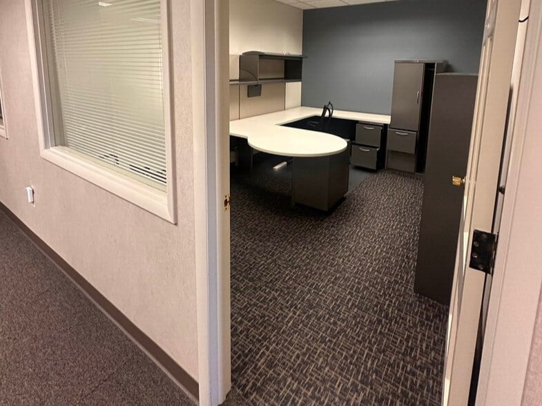 More Photos Of 1730 N Limestone St, Springfield Loft Creative Space For Lease