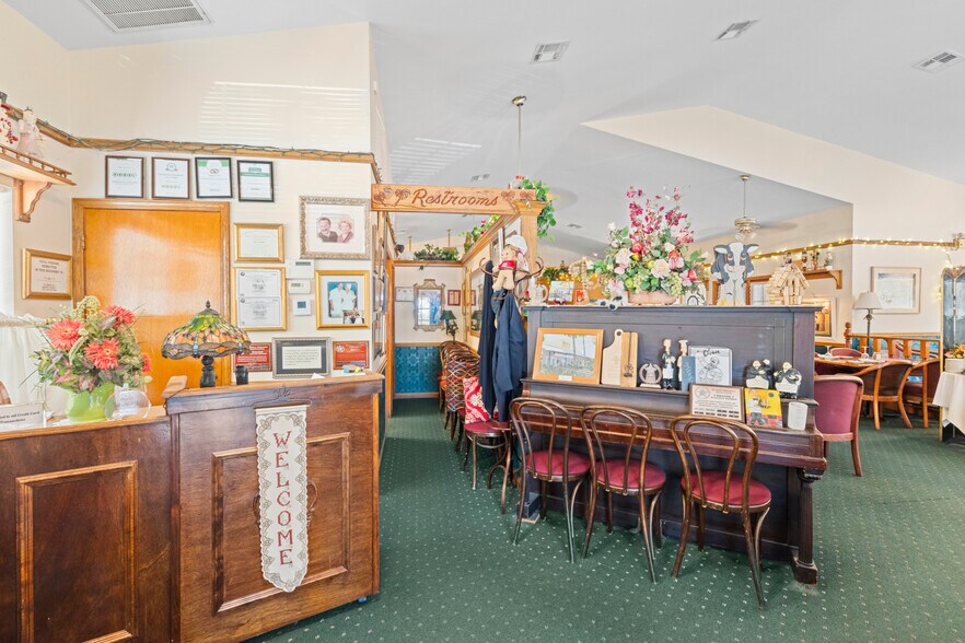 More Photos Of 3200 NE Maple Ave, Jensen Beach Restaurant For Lease