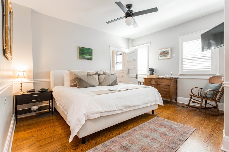 More Photos Of 116 E 46th St, Kansas City Hospitality For Sale