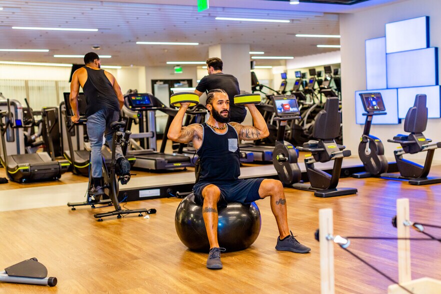 More Photos Of 2049 Century Park E, Los Angeles Office For Lease