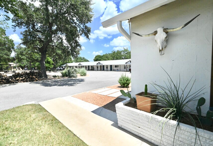 More Photos Of 902 Main St, Blanco Office Residential For Sale
