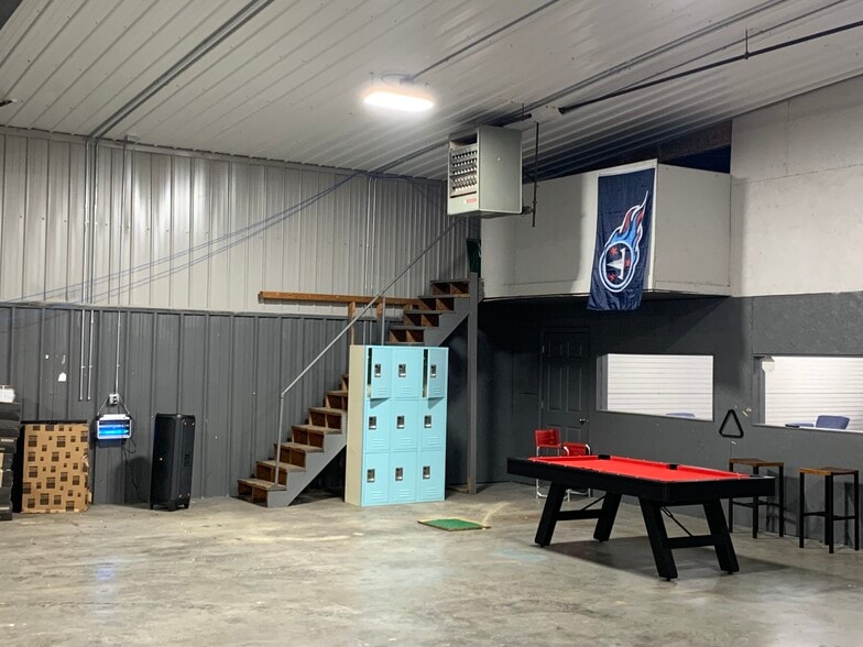 More Photos Of 215 James St, Gallatin Light Distribution For Lease