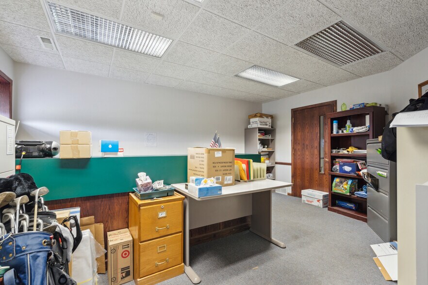 More Photos Of 305 E San Marnan Dr, Waterloo Medical For Sale