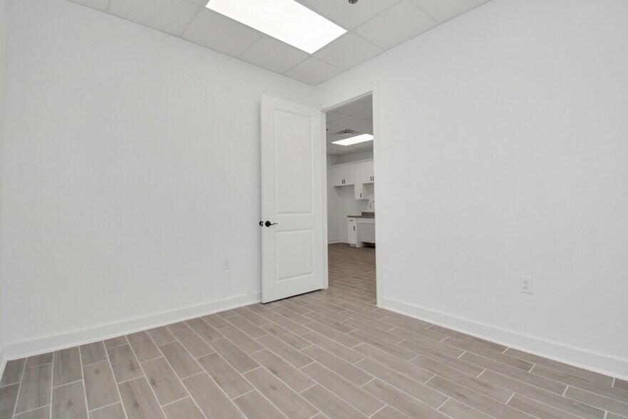 More Photos Of 12425 W Airport Blvd, Sugar Land Flex For Sale