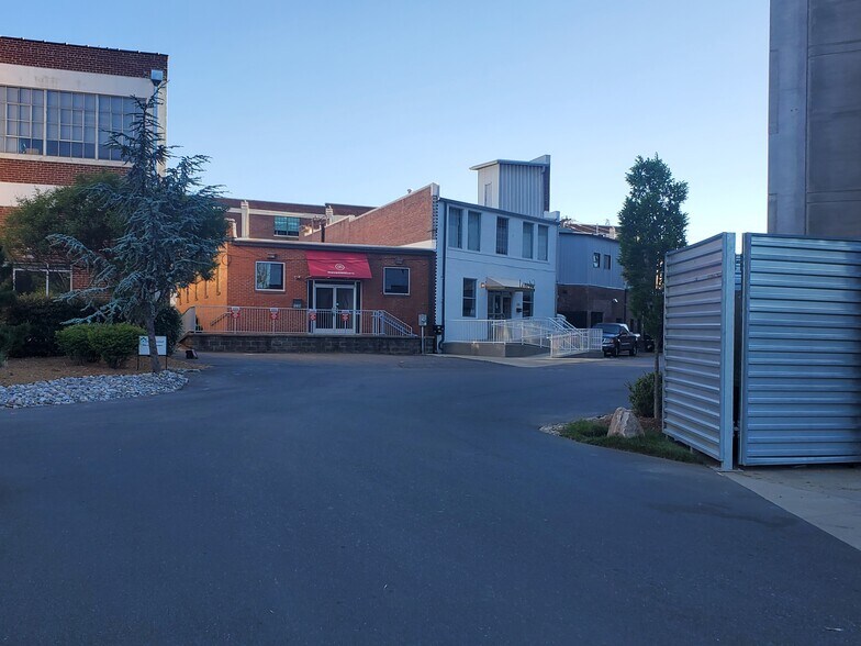 More Photos Of 1233 W Morehead St, Charlotte Office For Lease