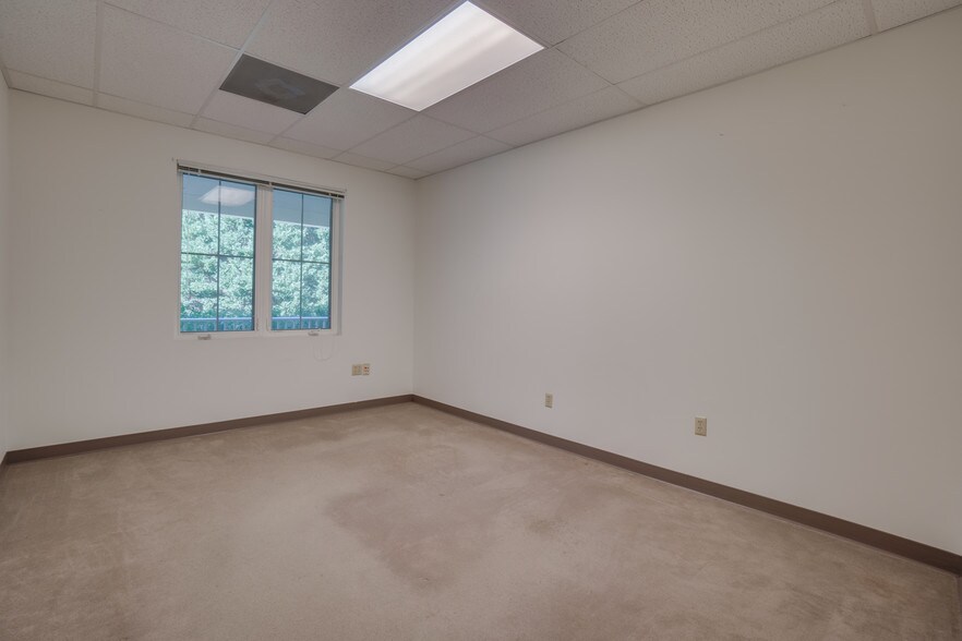 More Photos Of 2442 New Dorset Cir, Powhatan Office For Lease