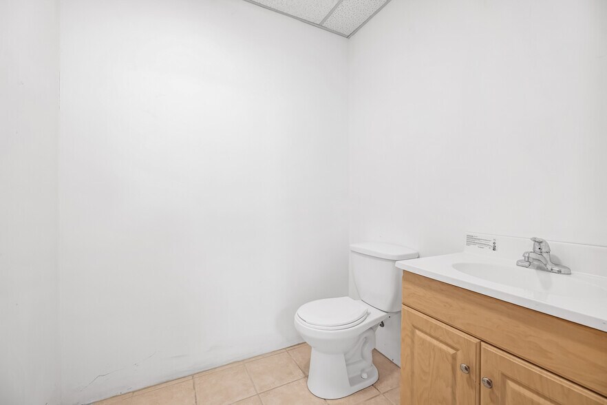 More Photos Of 505 Mola Blvd, Elmwood Park General Retail For Sale