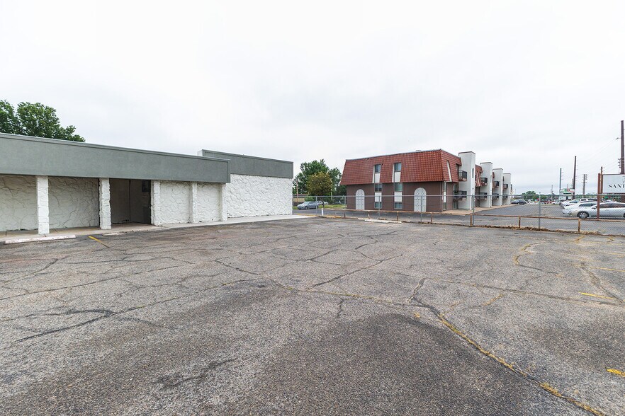 More Photos Of 2234 S Oliver St, Wichita Freestanding For Sale