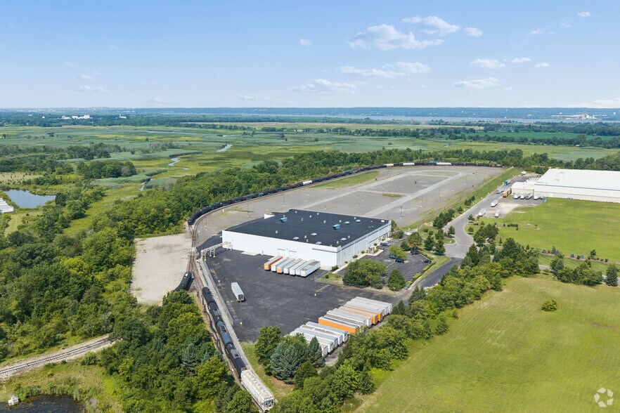 More Photos Of 300 Progress Ct, Logan Township Warehouse For Lease