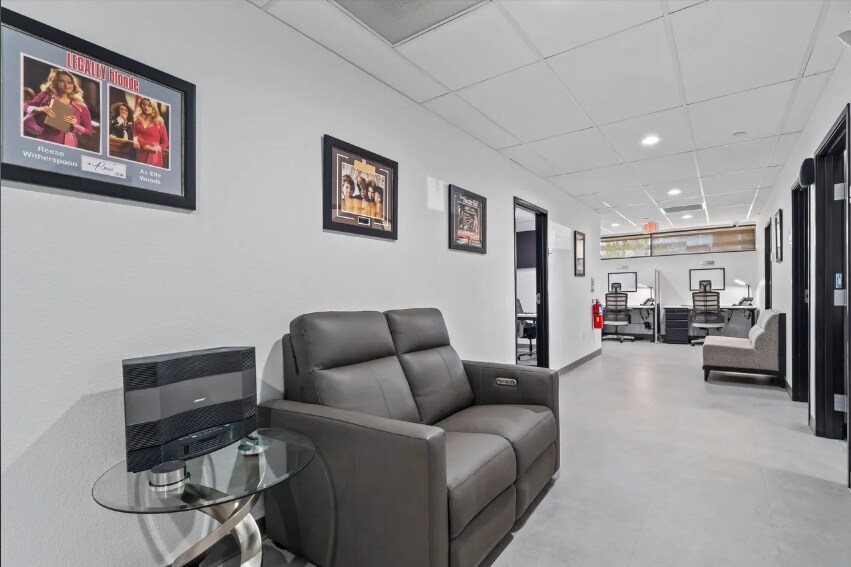 More Photos Of 3275 W Ina Rd, Tucson Coworking Space