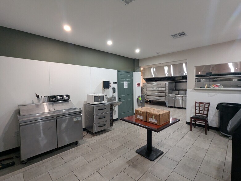 More Photos Of 1465 N Main St, Vidor Freestanding For Sale