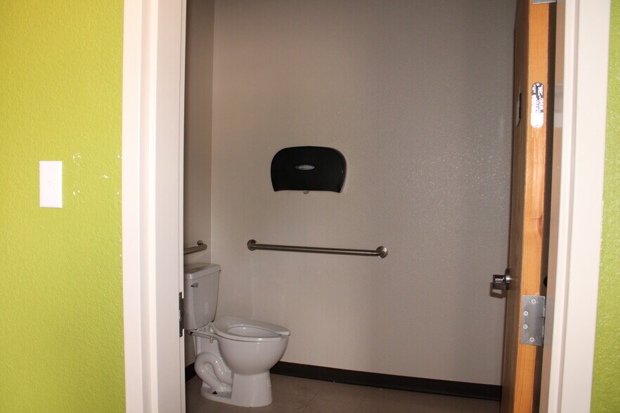 More Photos Of 1275 Anthony Dr, Anthony Medical For Lease