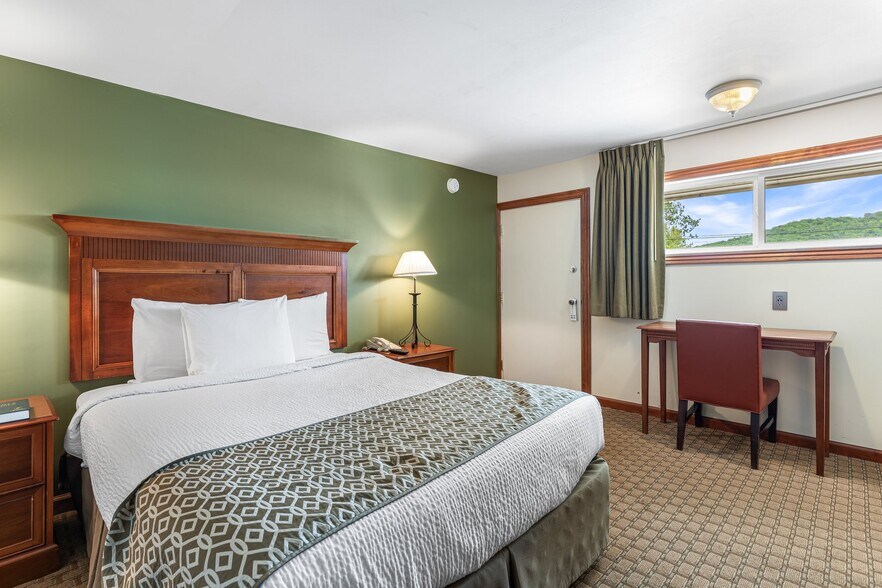 More Photos Of 310 S McCune St, Pilot Knob Hotel For Sale