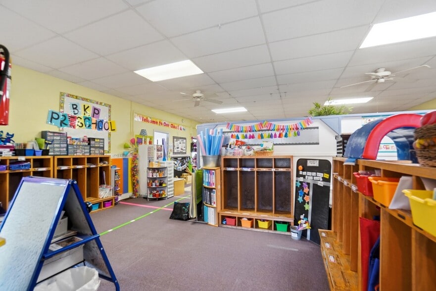 More Photos Of 213 N Broadway St, Spencerville Flex For Sale