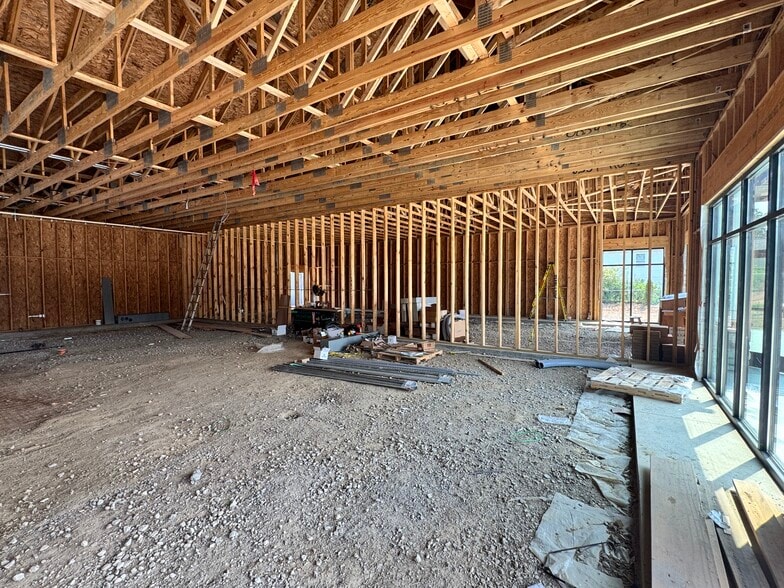 More Photos Of 4662-4668 Hall Rd, Columbus General Retail For Lease