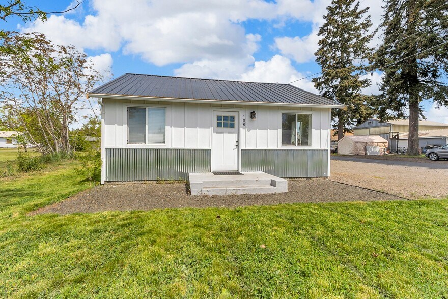 Primary Photo Of 108 Centre S st, Rainier General Retail For Sale