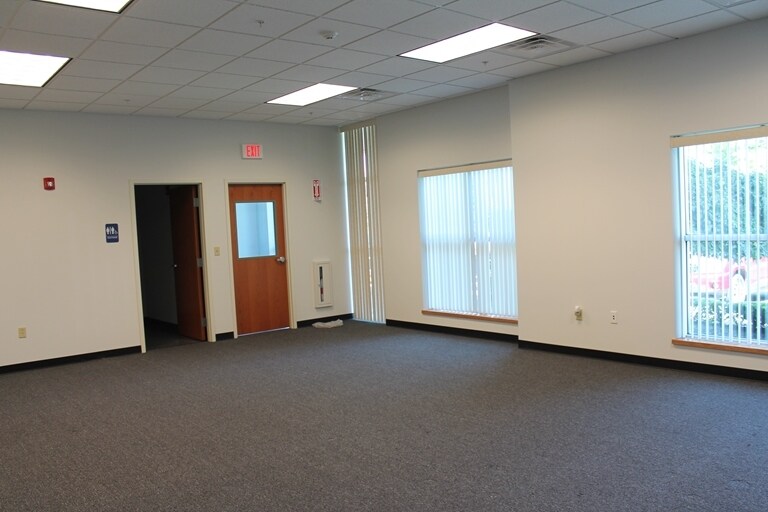 More Photos Of 3790 Commerce Ct, North Tonawanda Light Distribution For Lease