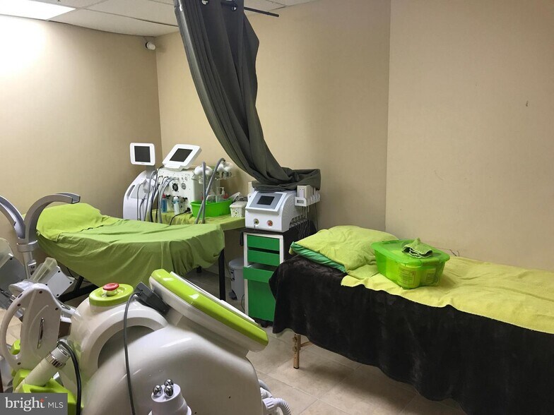 More Photos Of 13895 Hedgewood Dr, Woodbridge Medical For Lease